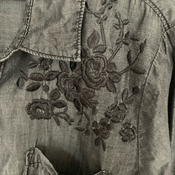 Jordache woman’s charcoal Jean button down shirt - Picture 2 of 8